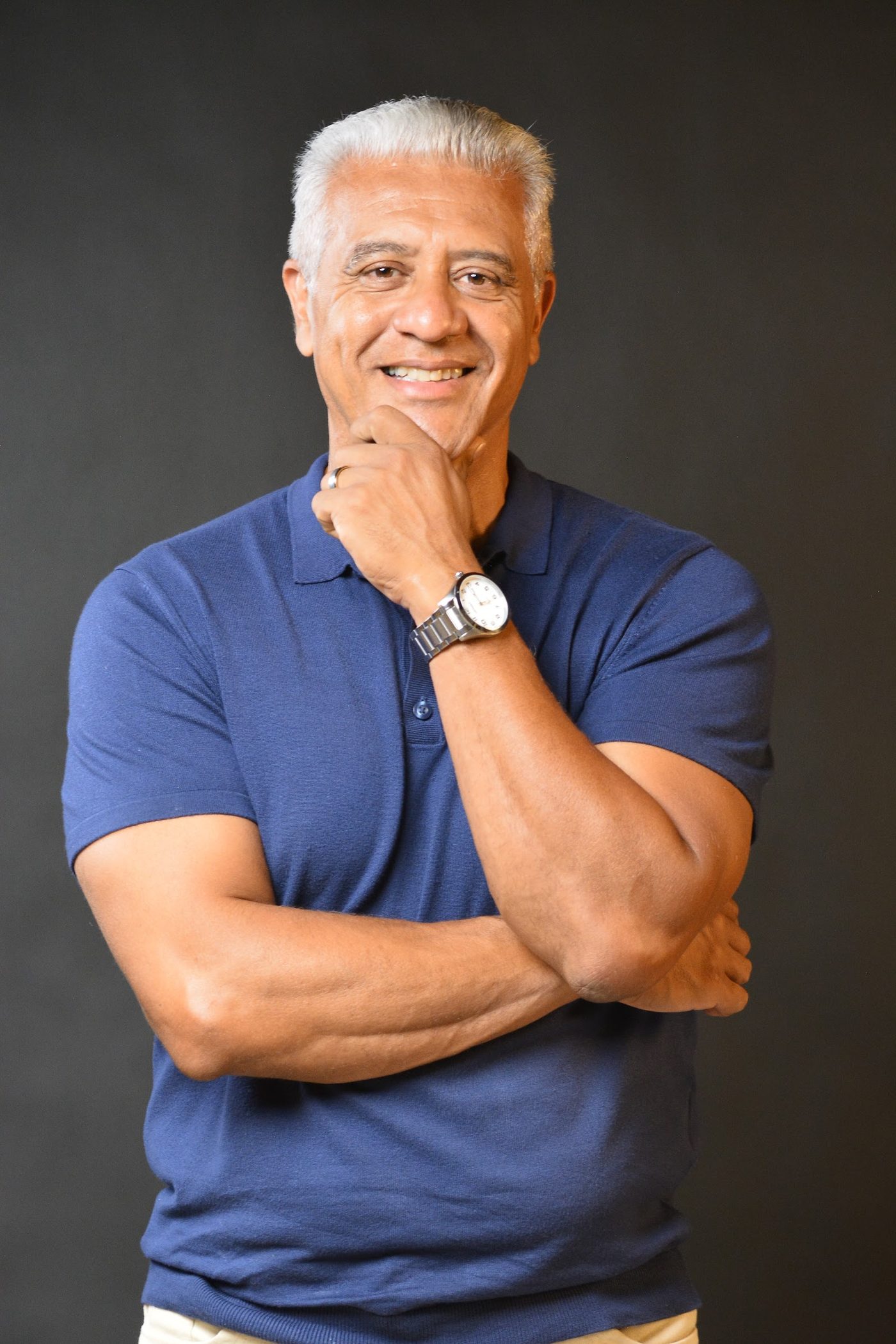 João Alexandre em retrato de braços cruzados