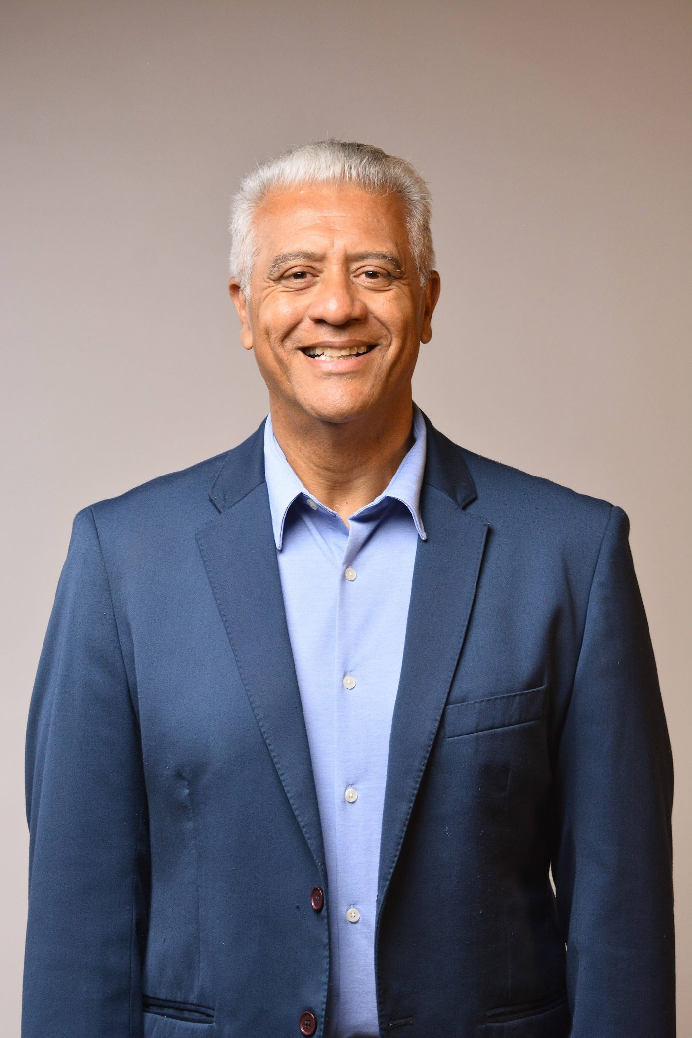 João Alexandre em retrato de camisa azul