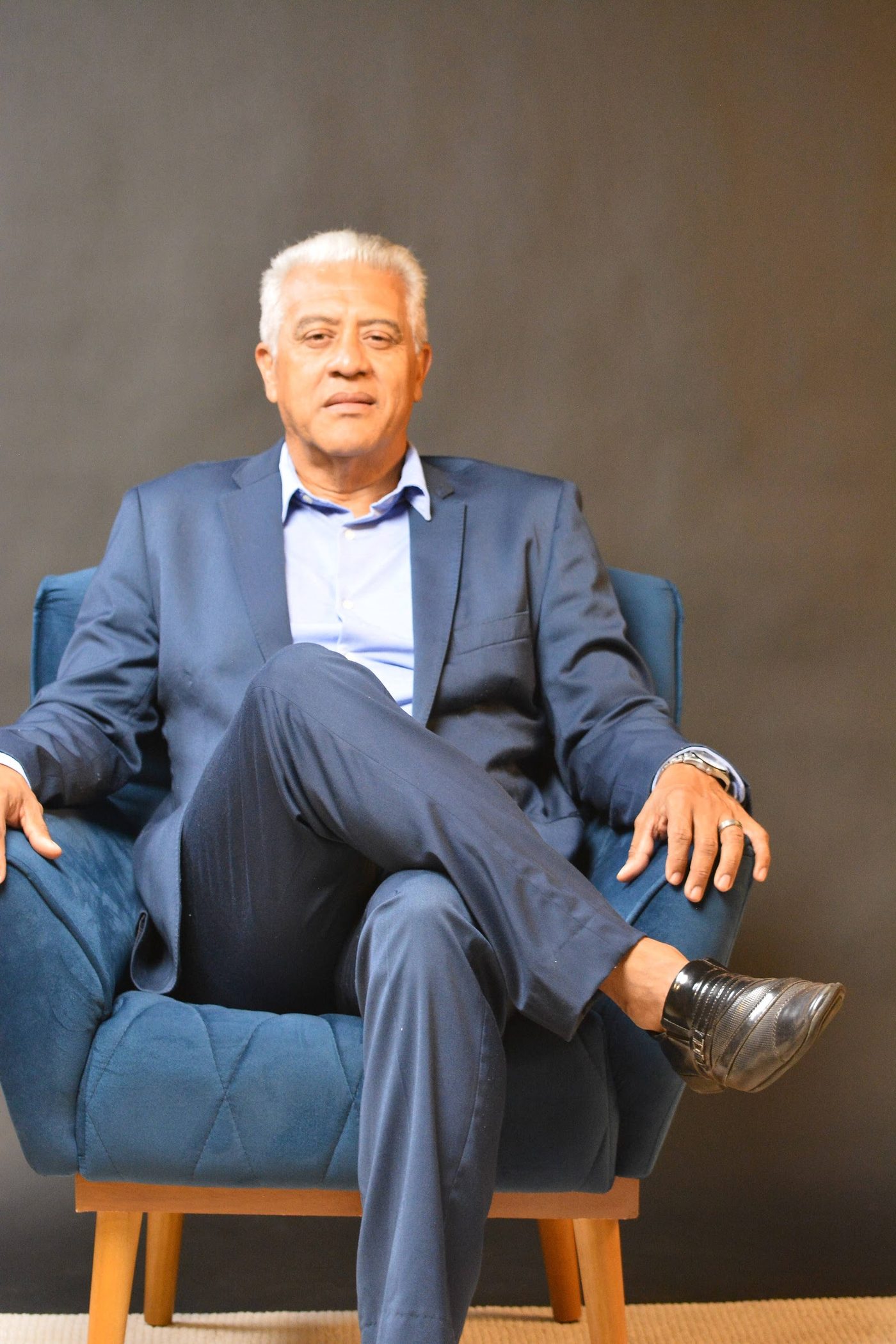 João Alexandre sentado, retrato de estúdio